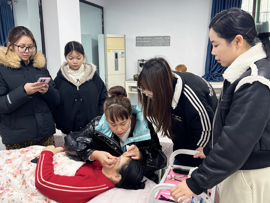 在南寧學(xué)紋繡，解鎖美業(yè)新技能