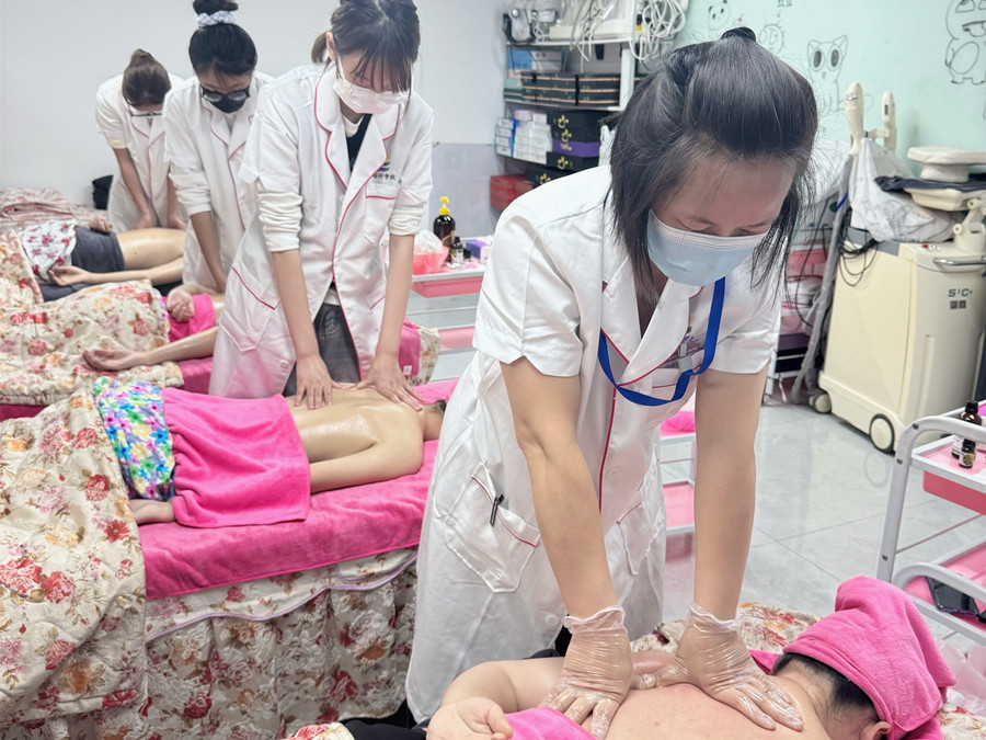 肩胛骨按摩真人實操，南寧美容培訓練習