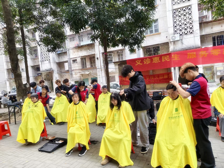 南寧理發(fā)學(xué)校實踐舉行二月二免費理發(fā)活動