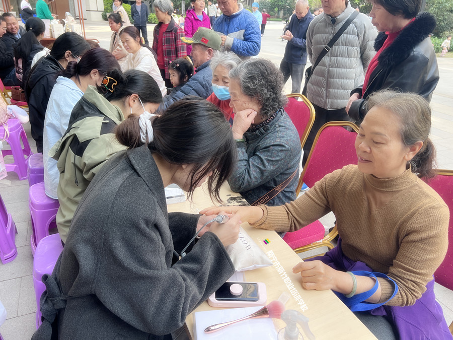 南寧美甲學(xué)校公益活動(dòng)，一場(chǎng)有意義的外出教學(xué)