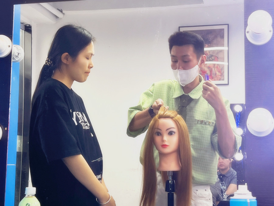 南寧化妝造型學校：日系俏皮編發(fā)