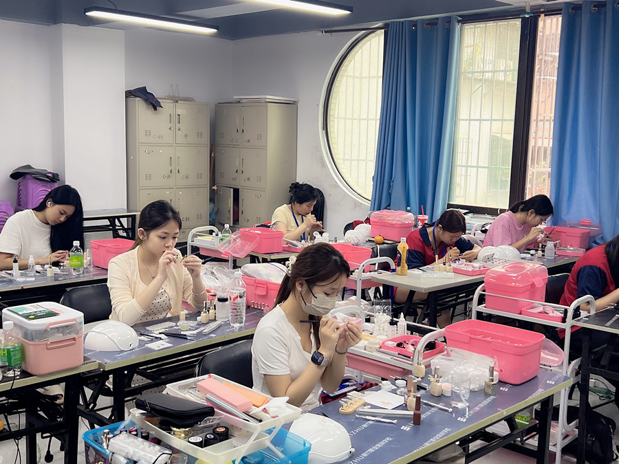 零基礎(chǔ)學(xué)美甲，從手忙腳亂到從容下筆